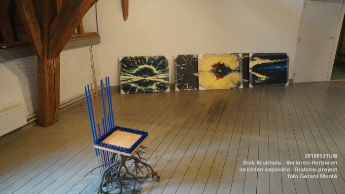 DSC09751 - Stok Kruithuis - inrichten expositie Verloren-Herboren - onderdeel van het Brahms-project - 31mei2018 -  foto GerardMontE web