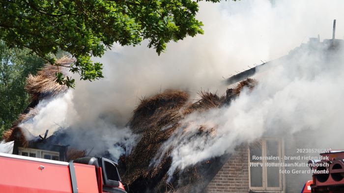 DSC06813- Rosmalen brand rieten dak - Hof van Hollantlaan - Kattenbosch - 26mei2023 - foto GerardMontE web