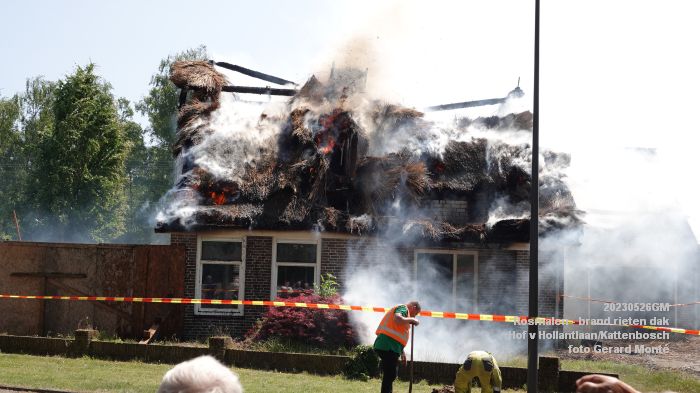 DSC06825- Rosmalen brand rieten dak - Hof van Hollantlaan - Kattenbosch - 26mei2023 - foto GerardMontE web