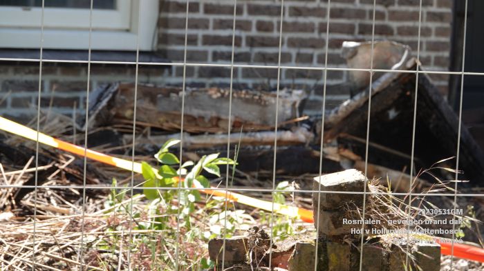 DSC07308- Rosmalen gevolgen brand rieten dak - Hof van Hollantlaan - Kattenbosch - 31mei2023 - foto GerardMontE web