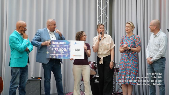 DSC07549- Huis73 - cheque voor Quiet Den Bosch - opleidingen bij SkillsTown - 23juni2023 - foto GerardMontE web