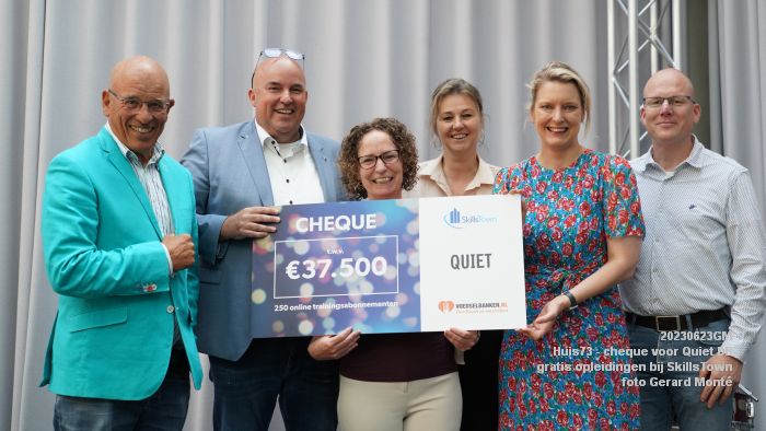 DSC07556- Huis73 - cheque voor Quiet Den Bosch - opleidingen bij SkillsTown - 23juni2023 - foto GerardMontE web