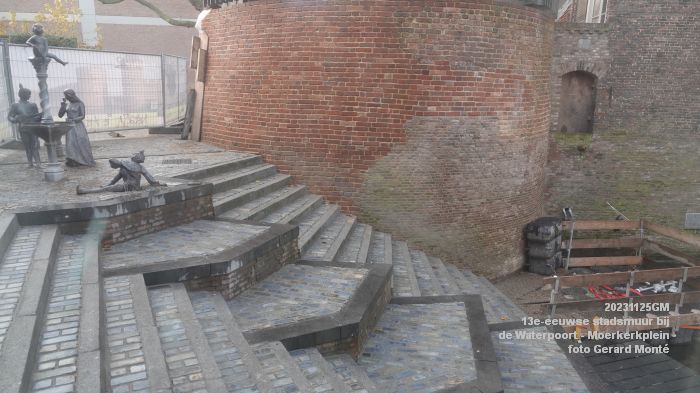 DSC00661- Reconstructie 13e-eeuwse stadsmuur - Waterpoort Moerkerkplein - 25nov2023 - foto GerardMontE web