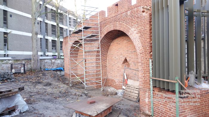 DSC00672- Reconstructie 13e-eeuwse stadsmuur - Waterpoort Moerkerkplein - 25nov2023 - foto GerardMontE web