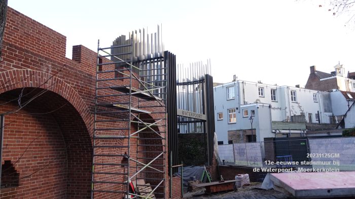 DSC00676- Reconstructie 13e-eeuwse stadsmuur - Waterpoort Moerkerkplein - 25nov2023 - foto GerardMontE web