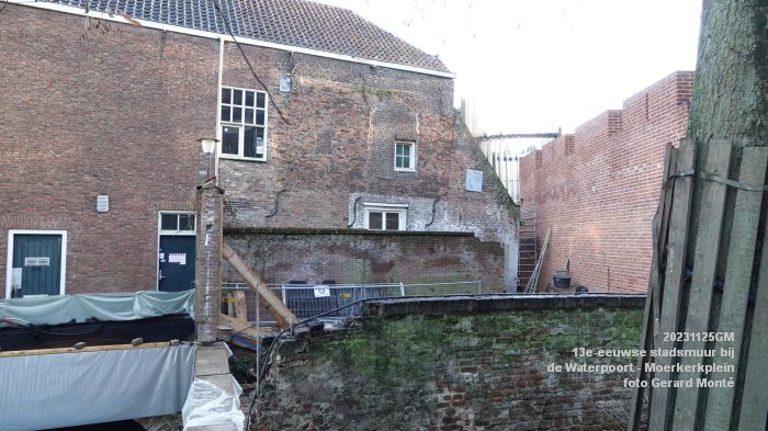 DSC00680- Reconstructie 13e-eeuwse stadsmuur - Waterpoort Moerkerkplein - 25nov2023 - foto GerardMontE web