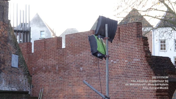 DSC00681- Reconstructie 13e-eeuwse stadsmuur - Waterpoort Moerkerkplein - 25nov2023 - foto GerardMontE web