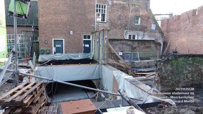 DSC00682- Reconstructie 13e-eeuwse stadsmuur - Waterpoort Moerkerkplein - 25nov2023 - foto GerardMontE web