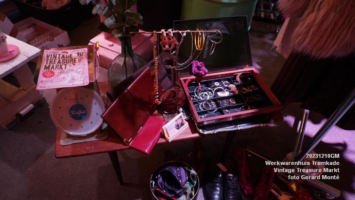 DSC08998- Werkwarenhuis Tramkade - Vintage treasure markt - 10dec2023 - foto GerardMontE web