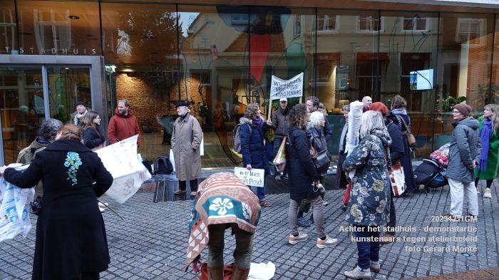 DSC01982- Achter het stadhuis - demonstratie kunstenaars atelierbeleid - 11dec2023 - foto GerardMontE web