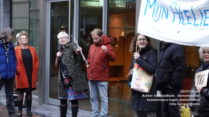 DSC02014- Achter het stadhuis - demonstratie kunstenaars atelierbeleid - 11dec2023 - foto GerardMontE web