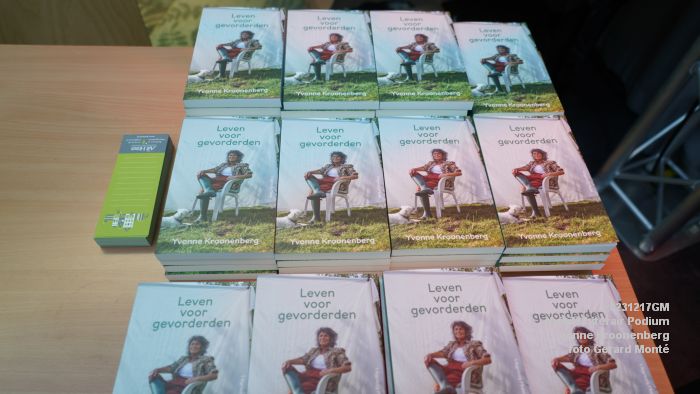 DSC09541- Huis73 Literair Podium - Yvonne Kroonenberg - 17dec2023 - foto GerardMontE web