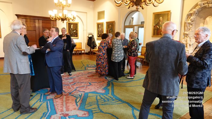 DSC06316- stadhuis oranjegalerij seniorenbus automaatje - 2feb2024 - foto GerardMontE web