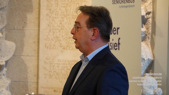 DSC06318- stadhuis oranjegalerij seniorenbus automaatje - 2feb2024 - foto GerardMontE web