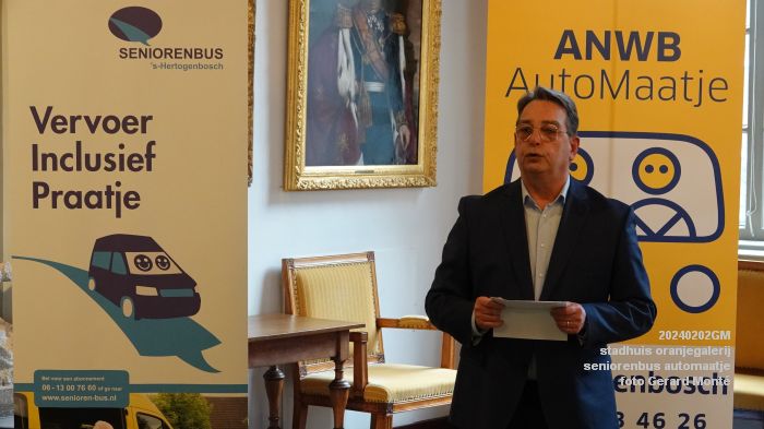 DSC06321- stadhuis oranjegalerij seniorenbus automaatje - 2feb2024 - foto GerardMontE web