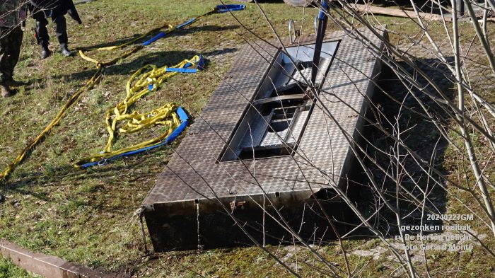 DSC08021- gezonken roeibak rv De Hertog gelicht - 27feb2024 - foto GerardMontE web