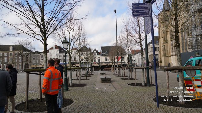 DSC05313- Parade - planten van de laatste boom - 1mrt2024 - foto GerardMontE web