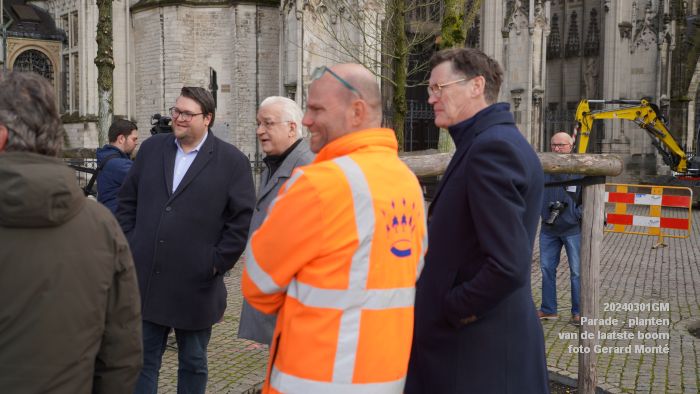 DSC05323- Parade - planten van de laatste boom - 1mrt2024 - foto GerardMontE web