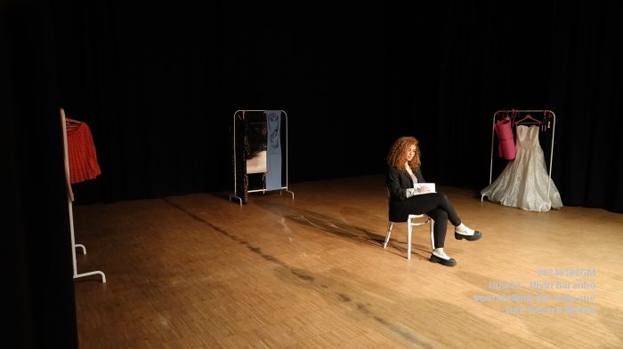 DSC08935- Huis73 - Nivin Baranbo - solovoorstelling Not only one - 8mrt2024 - foto GerardMontE web