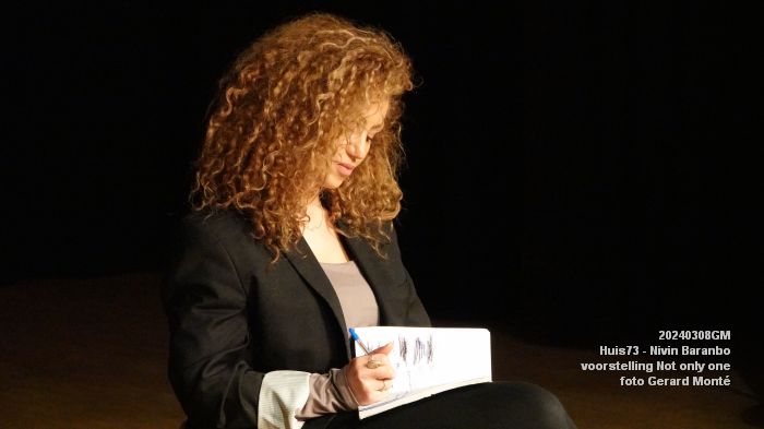 DSC08938- Huis73 - Nivin Baranbo - solovoorstelling Not only one - 8mrt2024 - foto GerardMontE web