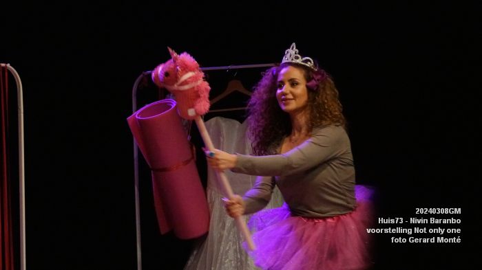 DSC08985- Huis73 - Nivin Baranbo - solovoorstelling Not only one - 8mrt2024 - foto GerardMontE web