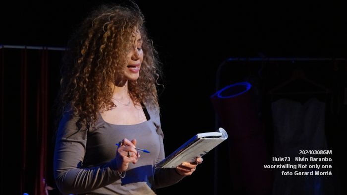 DSC08998- Huis73 - Nivin Baranbo - solovoorstelling Not only one - 8mrt2024 - foto GerardMontE web