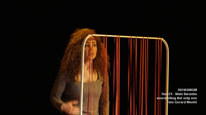 DSC09003- Huis73 - Nivin Baranbo - solovoorstelling Not only one - 8mrt2024 - foto GerardMontE web