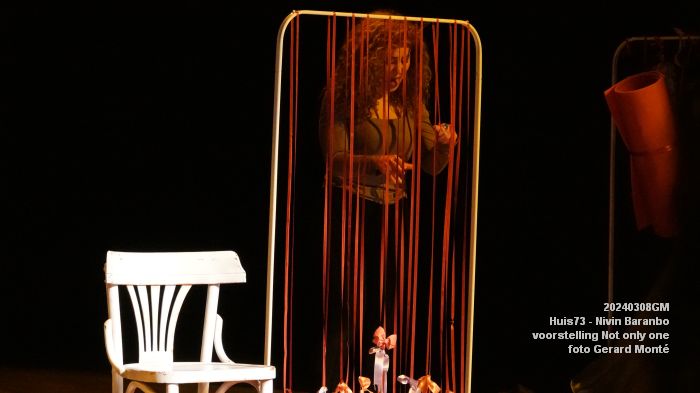 DSC09006- Huis73 - Nivin Baranbo - solovoorstelling Not only one - 8mrt2024 - foto GerardMontE web