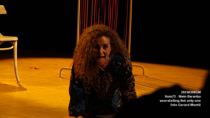 DSC09104- Huis73 - Nivin Baranbo - solovoorstelling Not only one - 8mrt2024 - foto GerardMontE web