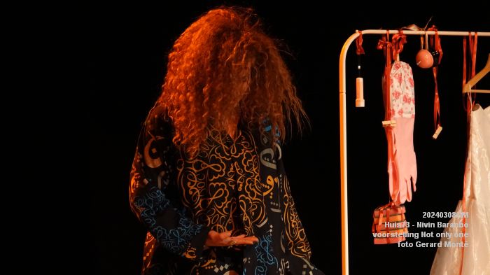 DSC09114- Huis73 - Nivin Baranbo - solovoorstelling Not only one - 8mrt2024 - foto GerardMontE web