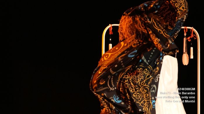 DSC09115- Huis73 - Nivin Baranbo - solovoorstelling Not only one - 8mrt2024 - foto GerardMontE web