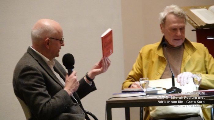 DSC00627- Literair Podium in de Grote Kerk - Adriaan van Dis - 22mrt2024 - foto GerardMontE web