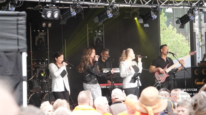 DSC05251- Koningsdag - dansen bij het podium op de Parade - 27apr2024 - foto Gerard MontE web
