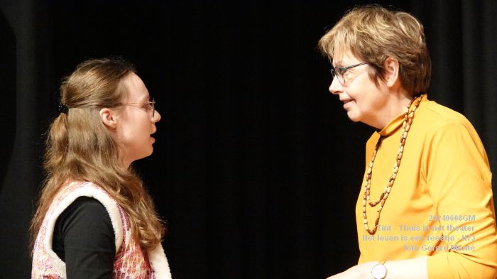 aDSC09978- Huis73 - Tint Thuis in het theater - Het leven is een feestje - 8juni2024 - foto Gerard MontE web