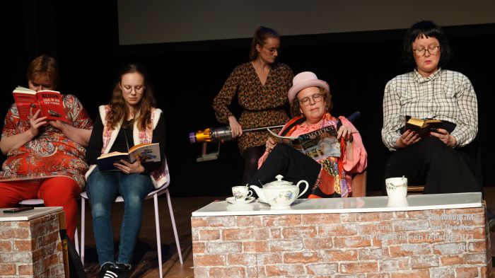 aDSC09987- Huis73 - Tint Thuis in het theater - Het leven is een feestje - 8juni2024 - foto Gerard MontE web