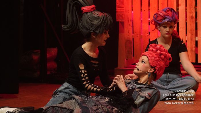 DSC06778- Tint Thuis in het theater - Hamlet - Huis73 - 12okt2024 -  foto GerardMontE web