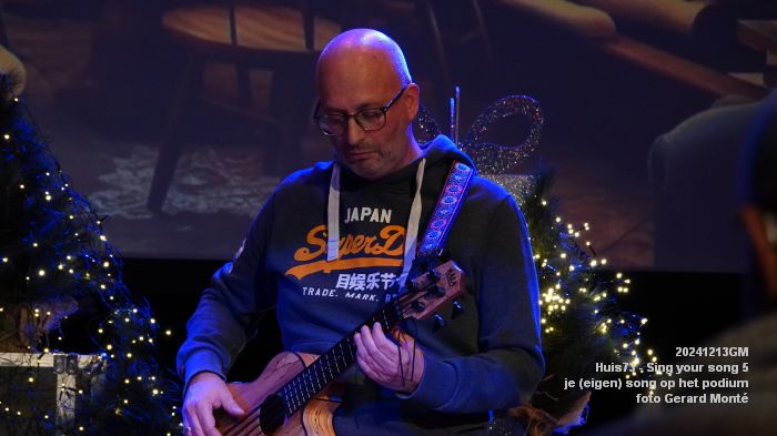 DSC08658- Huis73 - Sing your song 5 - je eigen song op het podium - 13dec2024 -  foto GerardMontE web