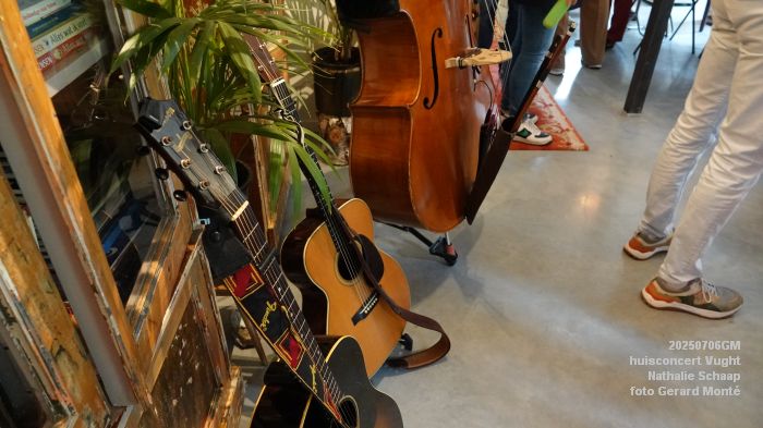 DSC00786- huiskamerconcert Vught - Nathalie Schaap zang bas gitaren - 6julii2025 -  foto GerardMontE web