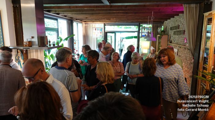 DSC00787- huiskamerconcert Vught - Nathalie Schaap zang bas gitaren - 6julii2025 -  foto GerardMontE web