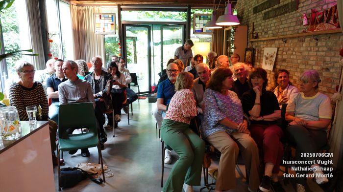 DSC00788- huiskamerconcert Vught - Nathalie Schaap zang bas gitaren - 6julii2025 -  foto GerardMontE web