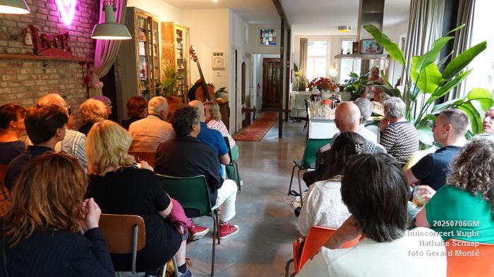 DSC00789- huiskamerconcert Vught - Nathalie Schaap zang bas gitaren - 6julii2025 -  foto GerardMontE web