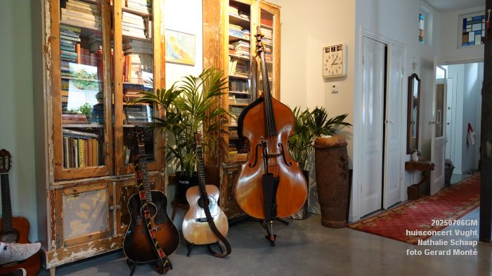 DSC00791- huiskamerconcert Vught - Nathalie Schaap zang bas gitaren - 6julii2025 -  foto GerardMontE web
