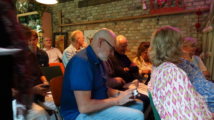 DSC00792- huiskamerconcert Vught - Nathalie Schaap zang bas gitaren - 6julii2025 -  foto GerardMontE web