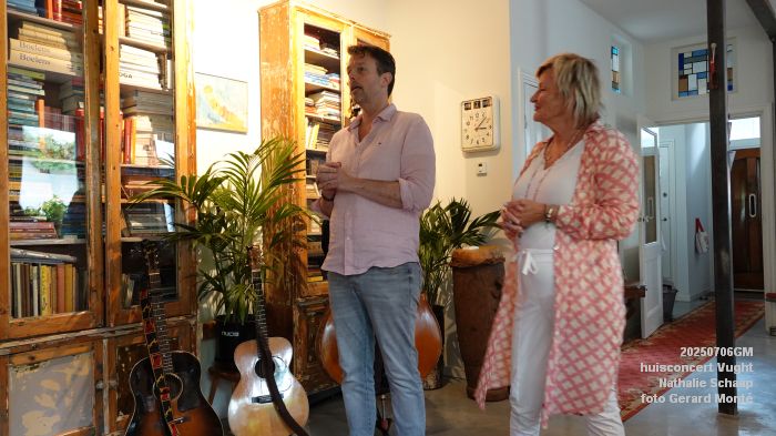 DSC00795- huiskamerconcert Vught - Nathalie Schaap zang bas gitaren - 6julii2025 -  foto GerardMontE web
