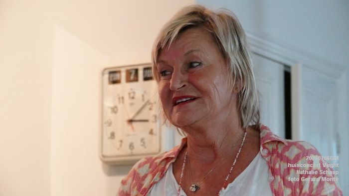 DSC00797- huiskamerconcert Vught - Nathalie Schaap zang bas gitaren - 6julii2025 -  foto GerardMontE web