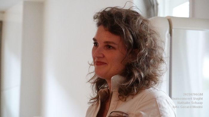 DSC00800- huiskamerconcert Vught - Nathalie Schaap zang bas gitaren - 6julii2025 -  foto GerardMontE web