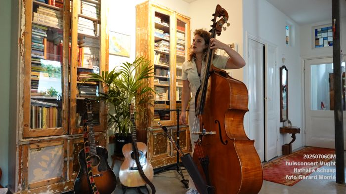 DSC00801- huiskamerconcert Vught - Nathalie Schaap zang bas gitaren - 6julii2025 -  foto GerardMontE web
