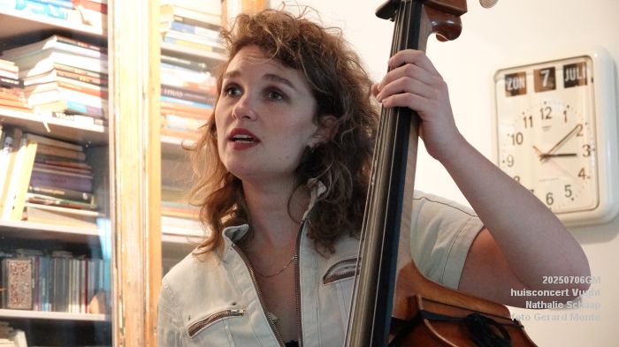 DSC00803- huiskamerconcert Vught - Nathalie Schaap zang bas gitaren - 6julii2025 -  foto GerardMontE web