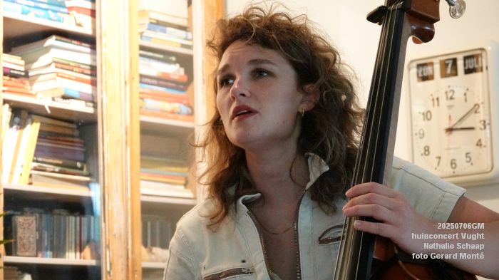 DSC00806- huiskamerconcert Vught - Nathalie Schaap zang bas gitaren - 6julii2025 -  foto GerardMontE web