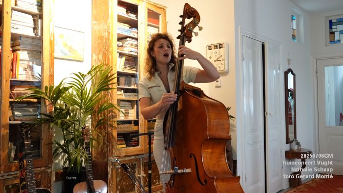 DSC00807- huiskamerconcert Vught - Nathalie Schaap zang bas gitaren - 6julii2025 -  foto GerardMontE web